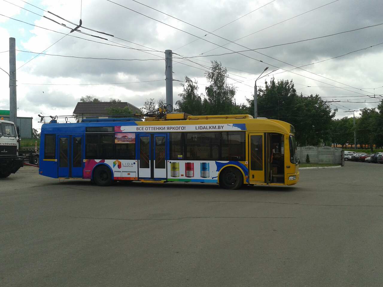 реклама на троллейбусе